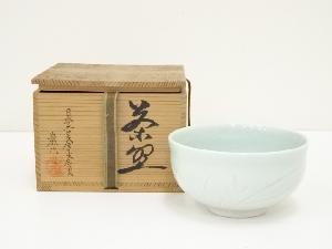 佐川巌造　白磁草花紋茶碗（共箱）